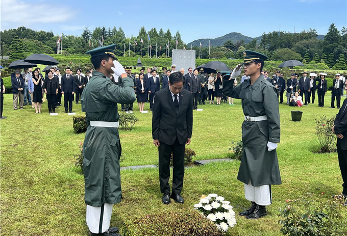 제41주기 리차드 위트컴 장군 추모식에 참석한 박수영 의원이 헌화를 하고 있다. 사진=박수영 국회의원실 제공