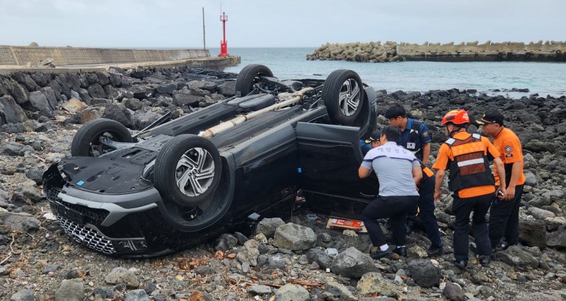 "쓰레기 버리려다"...60대 부부 탑승한 SUV, 갯바위로 추락