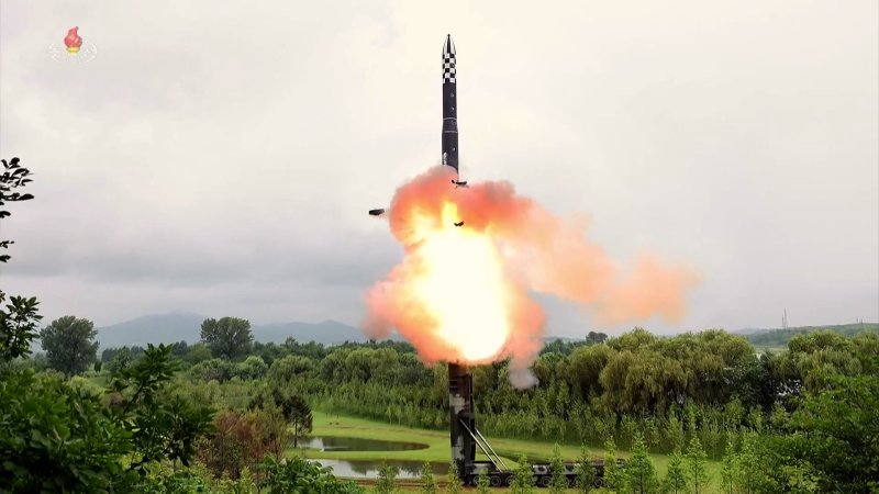 軍, 北 고체연료 ICBM 발사에 "이후 모든 사태 책임 北에 있어"..강력 경고