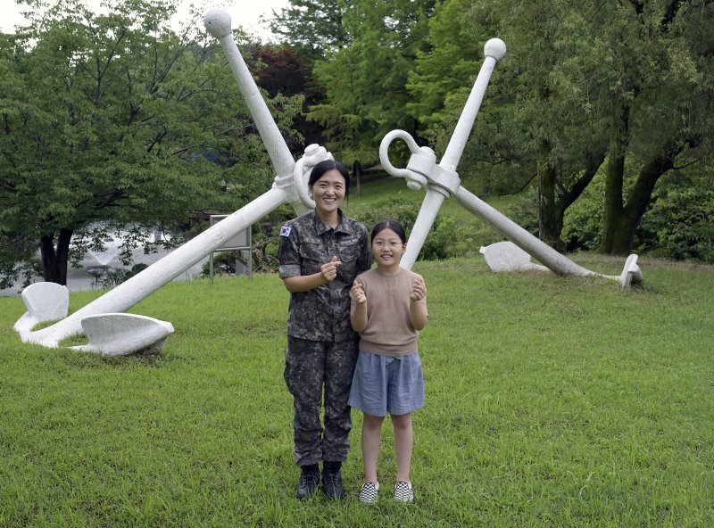 해군본부 군수참모부의 유에리 소령(왼쪽)과 딸 장유정양. 사진=해군 제공