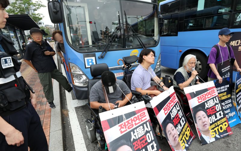 '지하철도 모자라 버스까지 막은 전장연'..시민불편 호소 가중