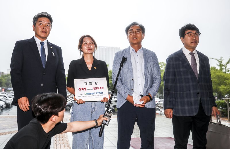 [과천=뉴시스] 정병혁 기자 = 최재관 여주양평지역위원장과 더불어민주당 경기도당 등이 13일 경기 과천시 정부과천청사에서 서울-양평 고속도로 백지화 논란과 관련해 원희룡 국토교통부 장관을 직권남용 혐의로 공수처에 고발에 앞서 취재진에게 입장을 밝히고 있다. 2023.07.13. jhope@newsis.com <저작권자ⓒ 공감언론 뉴시스통신사. 무단전재-재배포 금지.> /사진=뉴시스화상