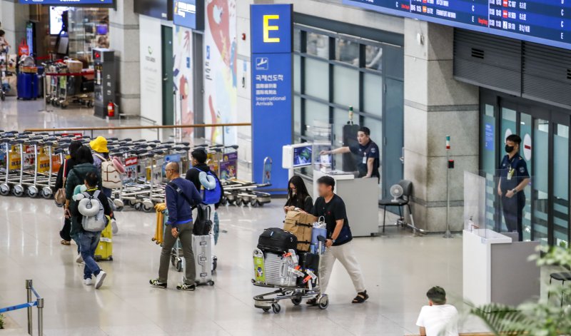 [인천공항=뉴시스] 정병혁 기자 = 인천국제공항 제1여객터미널 입국장이 여행객들로 붐비고 있다. 2023.07.02. jhope@newsis.com