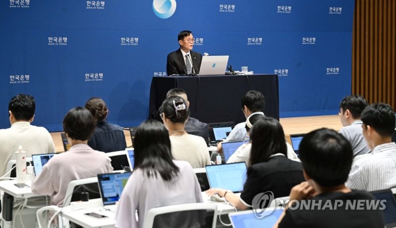 이창용 한국은행 총재가 13일 서울 중구 한국은행에서 열린 7월 금융통화위원회 금리 결정에 대한 기자간담회에서 발언하고 있다. 2023.7.13 [사진공동취재단]