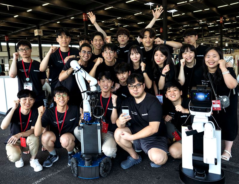 프랑스 보르도에서 열린 국제 인공지능 로봇대회에서 양 리그 모두 세계 1위를 차지한 '타이디보이' 부산대팀이 기념촬영을 하고 있다. 사진=부산대학교 제공