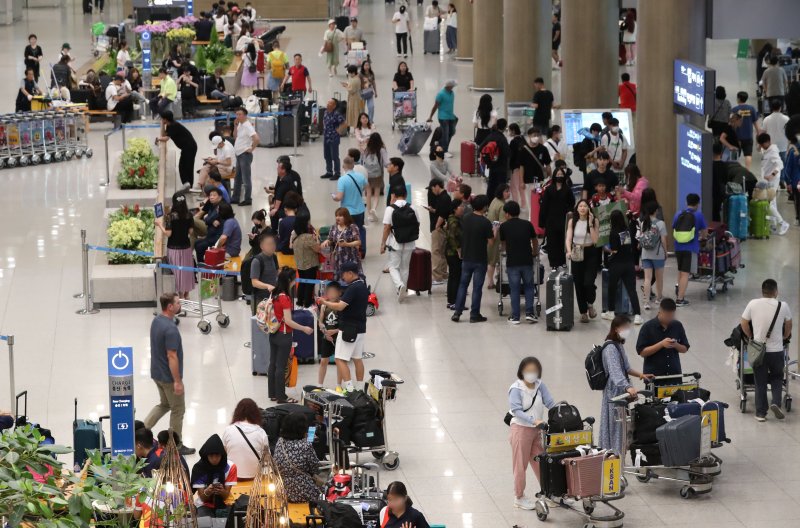 [인천공항=뉴시스] 황준선 기자 = 최근 백화점들이 외국인 상대 서비스를 강화하고 있어 눈길을 끈다. 사진은 지난 9일 인천국제공한 제1여객터미널 입국장. 2023.07.09. hwang@newsis.com