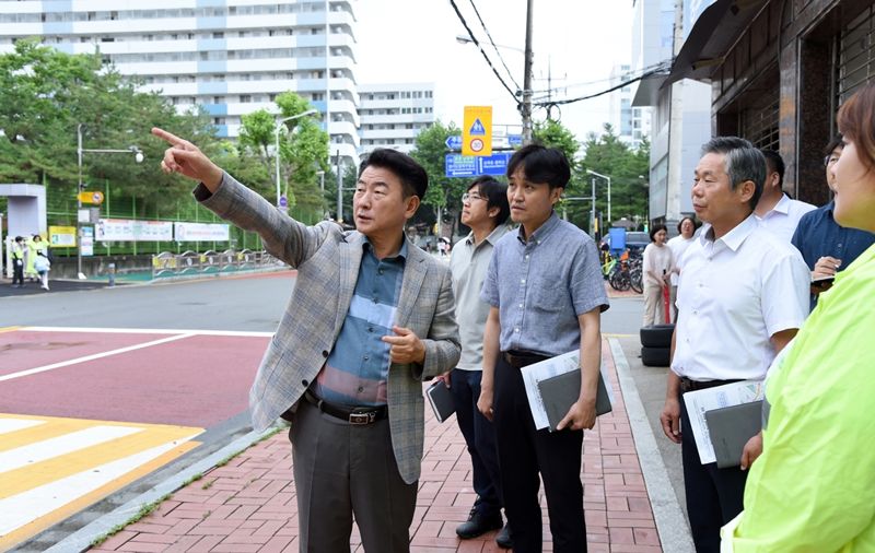 동오초등학교 주변 어린이 통학로 현장점검에 나선 김동근 의정부시장이 현황을 살펴보고 있다. 의정부시 제공