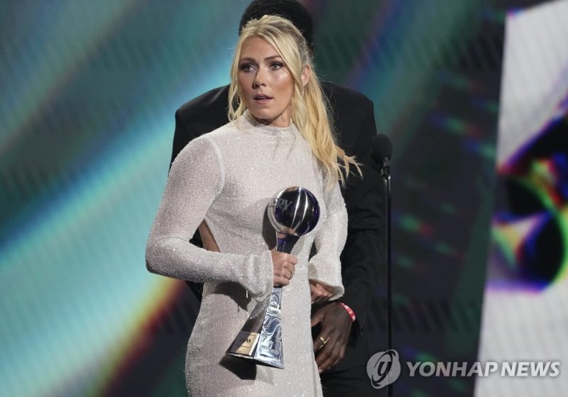 올해의 여자 선수상 수상자 미케일라 시프린 Alpine Skier Mikaela Shiffrin accepts the award for best athlete in women's sports at the ESPY awards on Wednesday, July 12, 2023, at the Dolby Theatre in Los Angeles. (AP Photo/Mark Terrill) 071223129460