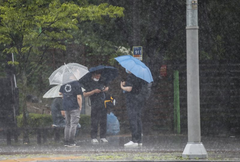[서울=뉴시스] 정병혁 기자 = 장마가 이어지고 있는 13일 서울 동작구 사당역 인근에 비가 쏟아지고 있다. 2023.07.13. jhope@newsis.com /사진=뉴시스