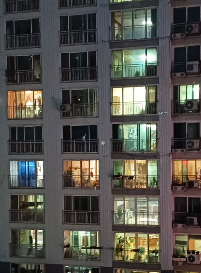 [광주=뉴시스] 김혜인 기자 = 광주 서구 한 전면이 통유리로 이뤄진 신축 건물 내부에서 맞은편에 위치한 A 아파트 내부가 훤히 보이고있다. 2023.07.13. (사진=독자제공) photo@newsis.com