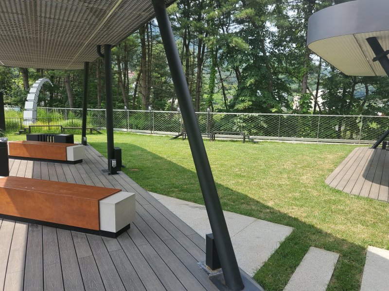 [남양주=뉴시스] 류난영 기자= 경기 남양주에 위치한 '스타벅스 더북한강R점' 펫 프렌들리 매장. 이 리저브 매장에는 반려동물과 즐길 수 있는 100평 규모의 펫 파크 공간이 조성돼 있다.