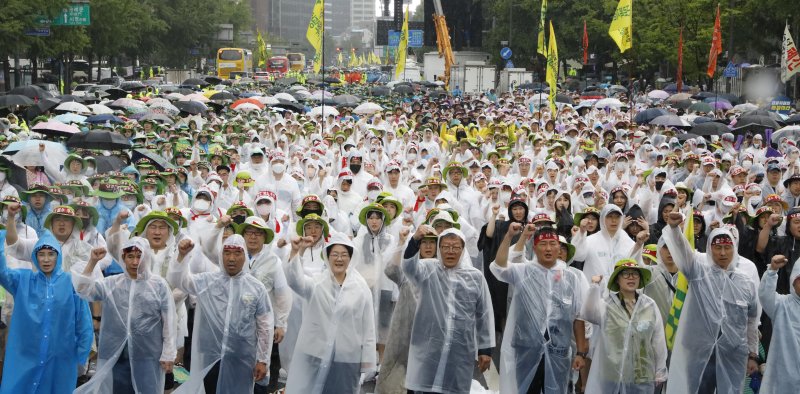 폭우 속 민주노총 총파업 14일차 전국노동자대회…도심 3만명 집결