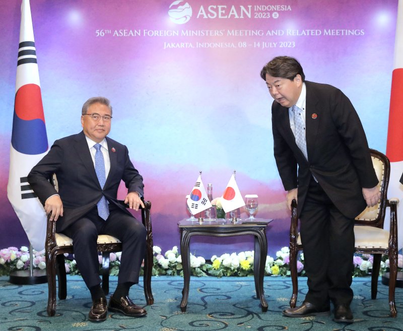 아세안(ASEAN) 외교장관회의 참석차 인도네시아를 방문한 박진 외교부 장관과 하야시 요시마사 일본 외무상이 13일 (현지시간) 자카르타 샹그릴라호텔에 마련된 회담장에서 착석하고 있다. (공동취재) 2023.7.13/뉴스1 ⓒ News1 이재명 기자