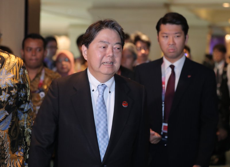 아세안(ASEAN) 외교장관회의 참석차 인도네시아를 방문한 하야시 요시마사 일본 외무상이 13일 (현지시간) 자카르타 샹그릴라호텔에 마련된 한일 양자 회담장으로 향하고 있다. (공동취재) 2023.7.13/뉴스1 ⓒ News1 이재명 기자