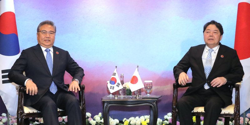 아세안(ASEAN) 외교장관회의 참석차 인도네시아를 방문한 박진 외교부 장관과 하야시 요시마사 일본 외무상이 13일 (현지시간) 자카르타 샹그릴라호텔에 마련된 회담장에서 착석하고 있다. (공동취재) 2023.7.13/뉴스1 ⓒ News1 이재명 기자