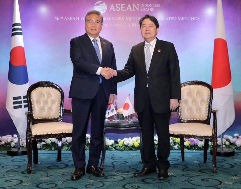 아세안(ASEAN) 외교장관회의 참석차 인도네시아를 방문한 박진 외교부 장관이 13일 (현지시간) 자카르타 샹그릴라호텔에 마련된 회담장에서 하야시 요시마사 일본 외무상과 양자 회담에 앞서 악수하고 있다. (공동취재) 2023.7.13/뉴스1 ⓒ News1 이재명 기자