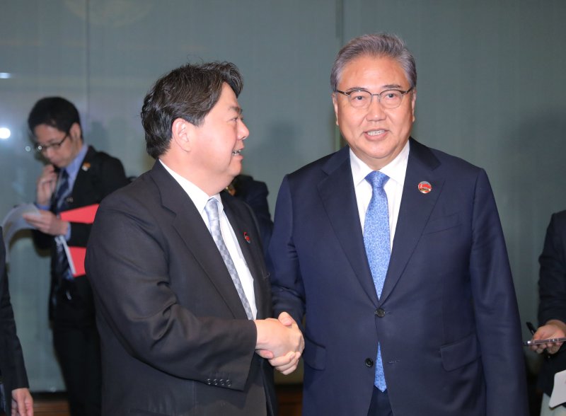 아세안(ASEAN) 외교장관회의 참석차 인도네시아를 방문한 박진 외교부 장관이 13일 (현지시간) 자카르타 샹그릴라호텔에 마련된 회담장에서 하야시 요시마사 일본 외무상과 양자 회담에 앞서 악수하고 있다. (공동취재) 2023.7.13/뉴스1 ⓒ News1 이재명 기자