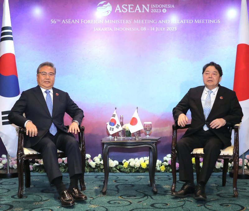 아세안(ASEAN) 외교장관회의 참석차 인도네시아를 방문한 박진 외교부 장관과 하야시 요시마사 일본 외무상이 13일 (현지시간) 자카르타 샹그릴라호텔에 마련된 회담장에서 착석하고 있다. (공동취재) 2023.7.13/뉴스1 ⓒ News1 이재명 기자