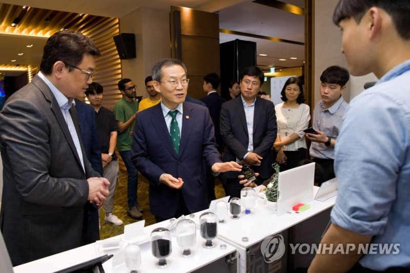 성과전시물 관람하는 이종호 장관 성과전시물 관람하는 이종호 장관 (서울=연합뉴스) 이종호 과학기술정보통신부 장관이 13일 서울 서초구 엘타워에서 열린 '차세대이차전지 민관협의체 출범식'에 참석해 성과전시물을 관람하고 있다. 2023.7.13 [과학기술정보통신부 제공. 재판매 및 DB 금지] photo@yna.co.kr (끝)