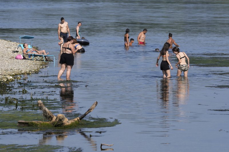 [밀라노=AP/뉴시스] 11일(현지시간) 이탈리아 밀라노 인근 강에서 사람들이 더위를 식히고 있다. 2023.07.13.