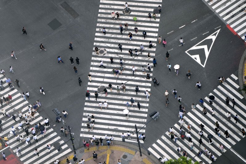 지난 13일(현지시각) 일본 도쿄에서 시민들이 시부야 지구 건널목을 건너고 있다. 뉴시스