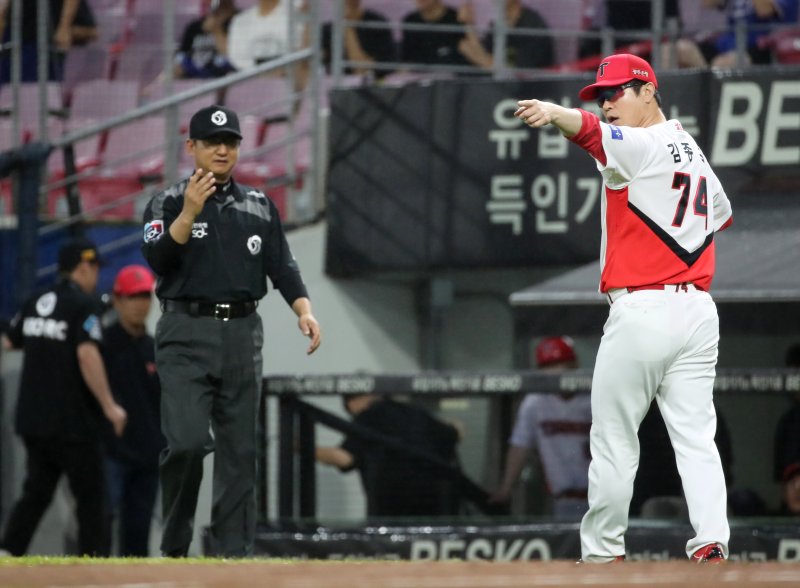 김종국 감독 폭발, 기준없는 스리피트 위반... 주자의 등에다 던지라는 이야기인가