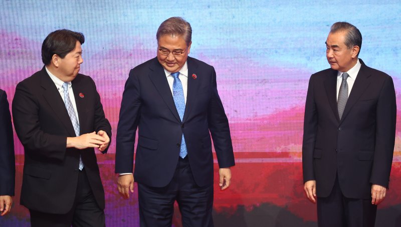 [자카르타(인도네시아)=뉴시스] 김금보 기자 = 왕이 중국 공산당 중앙정치국 위원(오른쪽)과 하야시 요시마사 일본 외무상(왼쪽)이 13일(현지시간) 인도네시아 자카르타 샹그릴라 호텔에서 열린 아세안+3(한·중·일) 외교장관회의에서 기념촬영 후 박진 외교부 장관을 사이에 두고 마주보고 있다. (공동취재사진) 2023.07.13. photo@newsis.com