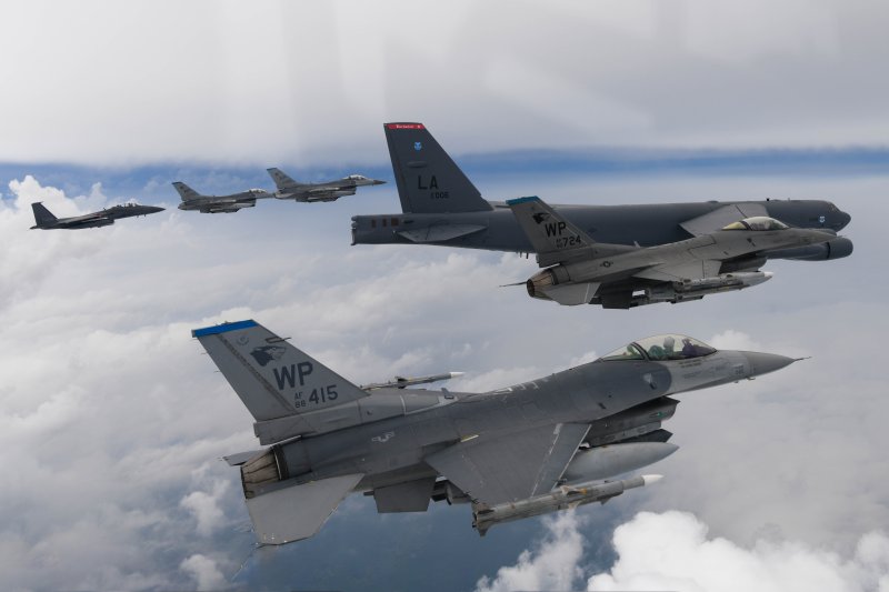 한미 연합공중훈련이 실시된 13일 한반도에 전개한 미국 공군의 B-52H 전략폭격기가 F16, 우리 공군의 F-15K와 연합 편대비행을 하고 있다. 사진=합동참모본부 제공