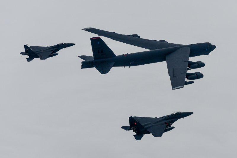 한미 연합공중훈련이 실시된 13일 한반도에 전개한 미국 공군의 B-52H 전략폭격기가 F16, 우리 공군의 F-15K와 연합 편대비행을 하고 있다.사진=합동참모본부 제공