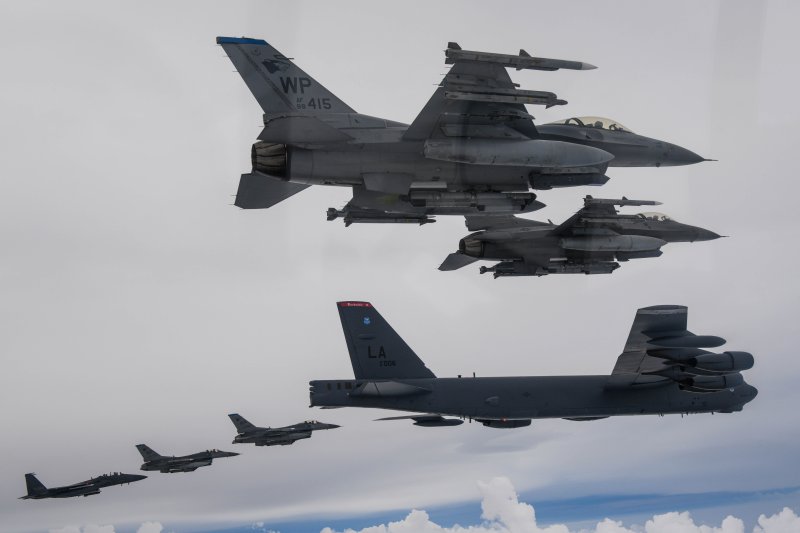한미 연합공중훈련이 실시된 13일 한반도에 전개한 미국 공군의 B-52H 전략폭격기가 F16, 우리 공군의 F-15K와 연합 편대비행을 하고 있다. 사진=합동참모본부 제공