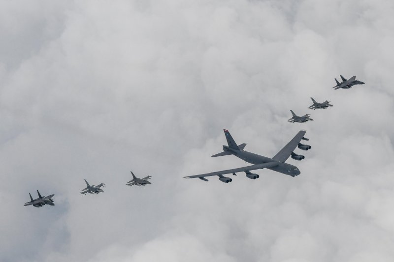 한미 연합공중훈련이 실시된 13일 한반도에 전개한 미국 공군의 B-52H 전략폭격기가 F16, 우리 공군의 F-15K와 연합 편대비행을 하고 있다. 사진=합동참모본부 제공