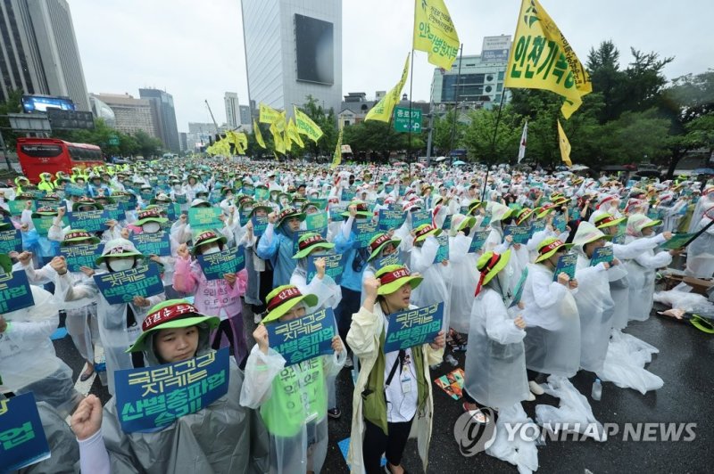 전국보건의료산업노조(보건의료노조) 조합원들이 13일 오후 서울 종로구 세종대로 일대에서 열린 산별 총파업 대회에서 인력·공공의료 확충, 간호간병통합서비스 전면 해결 등을 촉구하고 있다. 사진=연합뉴스