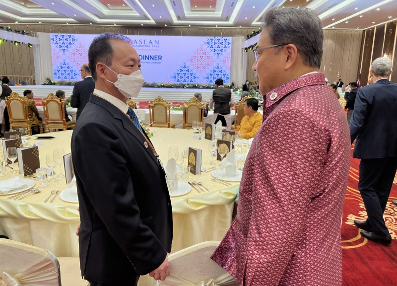 박진 외교부 장관(오른쪽)과 안광일 주인도네시아 북한대사 겸 주아세안대표부 대사. 사진=외교부 제공