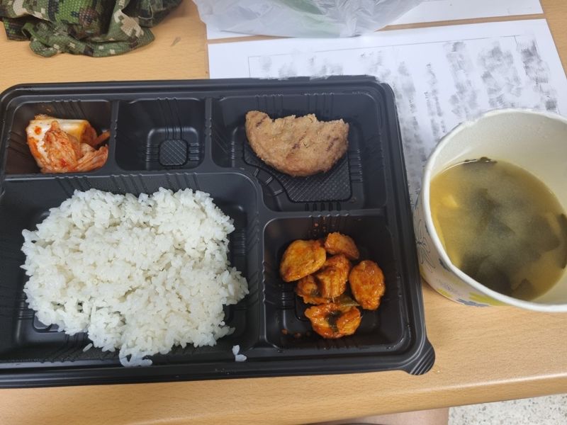 A씨가 공개한 격리자 급식 사진. /사진=페이스북 '육군훈련소 대신 전해드립니다'