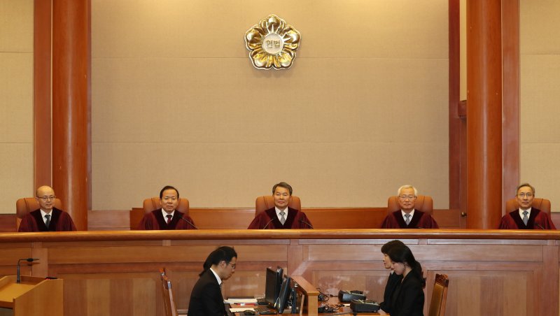 이진성 헌법재판소장과 헌법재판관들이 28일 오후 서울 종로구 헌법재판소 대심판정에서 '사법시험 폐지' 관련 변호사시험법 위헌확인 선고를 앞두고 있다. .2017.12.28/뉴스1 ⓒ News1 민경석 기자