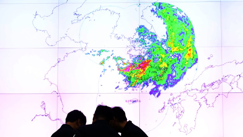 14일 오전 서울 종로구 세종대로 정부서울청사 행정안전부 중앙재난안전상황실 서울상황센터에서 직원들이 레이더 영상을 통해 호우 상황을 살펴보고 있다. 2023.7.14/뉴스1 ⓒ News1 김명섭 기자