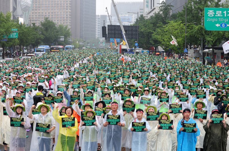 전국보건의료산업노동조합(보건의료노조) 총파업 이틀째인 14일 오후 서울 광화문 세종대로에서 노조원들이 인력·공공의료 확충, 간호간병통합서비스 전면 해결 등을 촉구하는 집회를 하고 있다. 연합뉴스 제공.