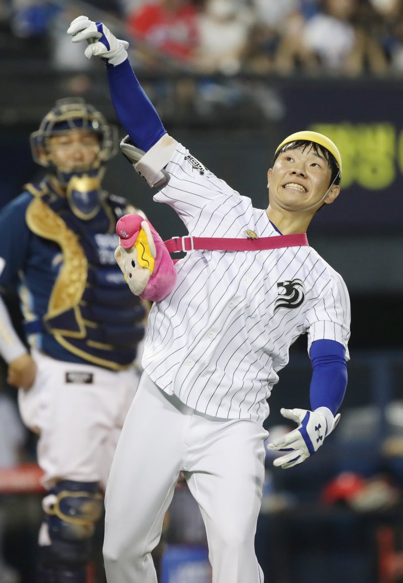 [서울=뉴시스] 조성우 기자 = 16일 오후 서울 송파구 잠실야구장에서 열린 2022 KBO 올스타전 드림 올스타와 나눔 올스타의 경기, 어린이 복장을 하고 타석에 선 드림 올스타 김지찬이 공을 팬들에게 선물하고 있다. 2022.07.16. xconfind@newsis.com