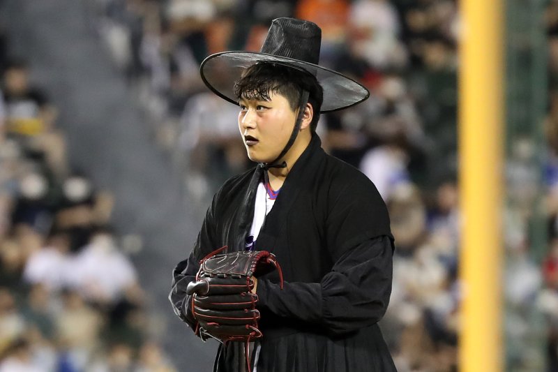 [서울=뉴시스] 조성우 기자 = 16일 오후 서울 송파구 잠실야구장에서 열린 2022 KBO 올스타전 드림 올스타와 나눔 올스타의 경기, 나눔 올스타 6회초 공격때 저승사자 복장을 한 투수 이승현이 마운드에 오르고 있다. 2022.07.16. xconfind@newsis.com