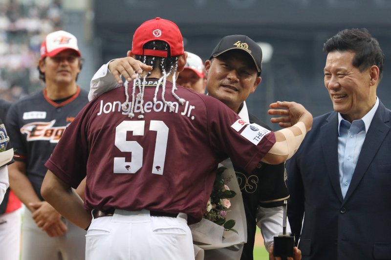 [서울=뉴시스] 조성우 기자 = 16일 오후 서울 송파구 잠실야구장에서 열린 2022 KBO 올스타전 드림 올스타와 나눔 올스타의 경기, KBO 40주년 레전드에 성전된 이종범이 아들 이정후와 포옹하고 있다. 2022.07.16. xconfind@newsis.com