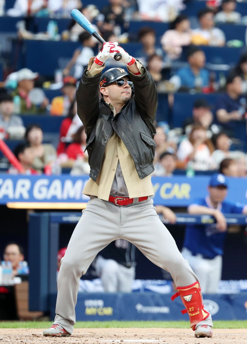 【창원=뉴시스】홍효식 기자 = 21일 오후 경남 창원시 마산회원구 창원NC파크에서 열린 2019 프로야구 올스타전, 2회 초 무사 주자없는 상황에서 드림팀 SK 로맥이 맥아더 장군 코스프레를 하고 타석에 들어서 준비하고 있다. 2019.07.21. yesphoto@newsis.com