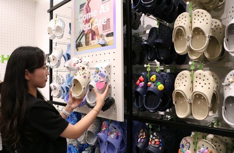[대규=뉴시스] 대구 신세계백화점 '크록스(Crocs)'에서는 장마철 필수템인 다양한 형태와 다채로운 색상의 샌들을 판매한다. (사진 = 대구 신세계백화점 제공) 2023.07.14. photo@newsis.com *재판매 및 DB 금지