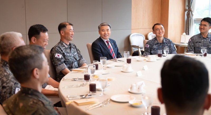 이종섭 국방부장관은 14일 국방컨벤션에서 북한 우주발사체 탐색 및 인양작전에 참가한 현장 지휘관과 심해잠수사, UDT, 함정 승조원 등 12명의 관계관들을 격려하고 함께 담소를 나누고 있다. 사진=국방부 제공