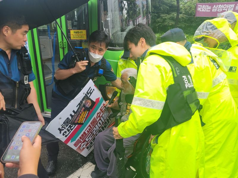 경찰, 박경석 전장연 대표 현행범 체포