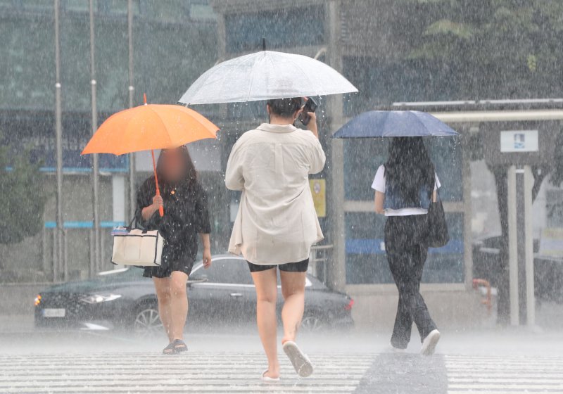 수도권 일대에 호우주의보가 발효된 13일 경기 수원시의 한 거리에서 우산을 쓴 시민들이 발걸음을 옮기고 있다. 2023.7.13/뉴스1 ⓒ News1 김영운 기자