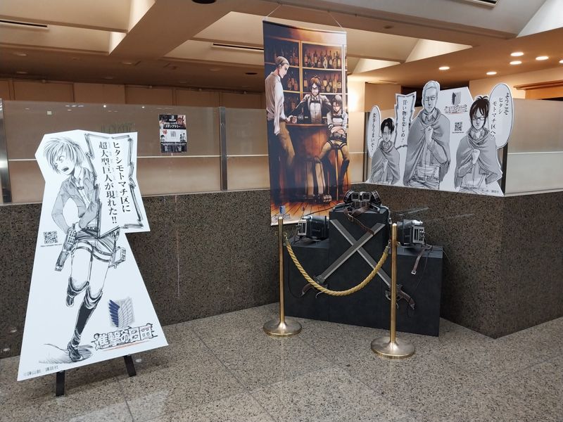 히타 호텔의 로비에 마련된 만화 '진격의 거인' 소품들. 사진=이환주 기자