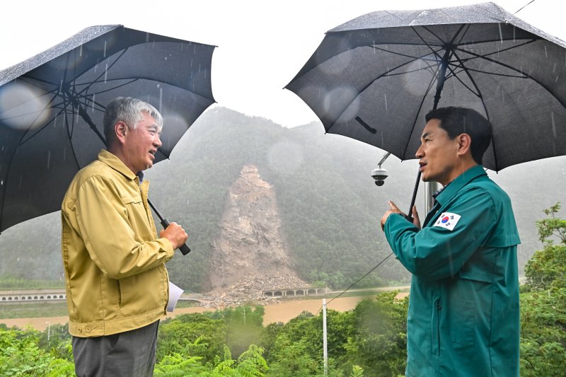 김진태 강원특별자치도지사(오른쪽)가 14일 오후 대규모 산사태가 발생한 정선 피함터널 주변을 찾아 최승준 정선군수와 현장문제에 대해 소통하고 있다. (정선군 제공) 2023.7.14/뉴스1