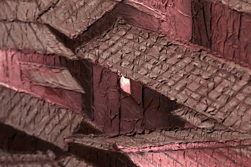 [서울=뉴시스] 박진희 기자 = ‘아트픽(Art Pick) 30’ 참여 작가 정영주 작품 '보랏빛 꿈 131' 부분 확대. 작품은 사진과 실물이 확연히 다르다. 실제로 보았을 때 3차원적인 생동감이 느껴진다. 종이를 천천히 빚고, 한 겹 한 겹 쌓아 올린다. 그렇게 입체적으로 완성된 집의 형상에 색채를 입힌다. 마지막으로 화면 곳곳을 비추는 빛을 그리면 마침내 한 점의 작품이 완성된다. 이 단계들을 모두 거쳐야 하기 때문에 단숨에 작품을 완성하는 것은 불가능하다. 2023.07.15. pak7130@newsis.com