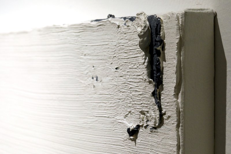 [서울=뉴시스] 박진희 기자 = ‘아트픽(Art Pick) 30’ 참여 작가 김근태 작품 부분 확대. 김근태 화백은 ‘숨'시리즈와 '결'시리즈로 여유로운 작업세계를 전한다. 마치 텅 빈 것 같은 화면은 담백한 조선 백자같다. 수백, 수천 번 붓질이 오가고 물감층을 겹겹이 쌓았지만 고요해 보이는 완벽한 '정중동 미학'이다. ‘숨’ 시리즈는 돌가루로 ‘결’시리즈는 유화 작업으로 완성됐다. 2023.07.15. pak7130@newsis.com