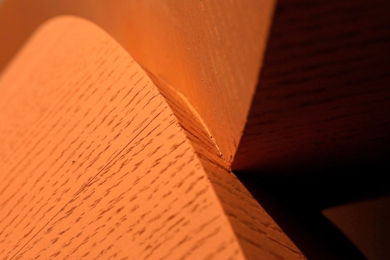 [서울=뉴시스] 박진희 기자 = ‘아트픽(Art Pick) 30’ 참여 작가 곽철안 작품 부분 확대. 미술과 공예의 경계를 예술로 합친 작가 곽철안은 '일획의 오브제'로 공간을 평정한다. 서체의 2차원 형상을 3차원으로 입체화하는 작업을 해온 작가는 ‘슬러기쉬(Sluggish)’시리즈를 선보여 주목받았다. ‘슬러기쉬’ 시리즈는 3D프린팅 기법을 사용하여 달팽이가 천천히 자신의 궤적을 그리듯 만들어낸 선을 비유한 형태의 작업이다. 이를 구현하기 위해 재료 또한 작가가 기존에 써온 합판이 아닌 레진, 크롬 등을 사용하여 새로운 스타일의